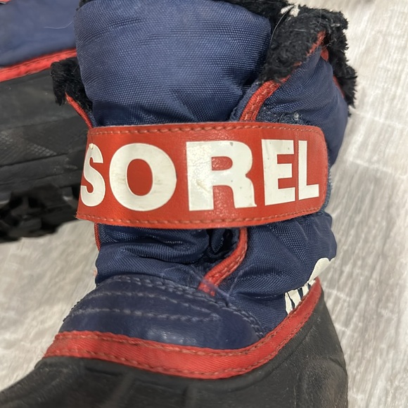 Boys size 9 - Picture 3 of 3